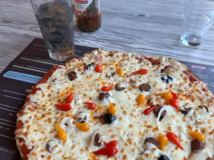 Pizzas artisanales cuites au feu de bois